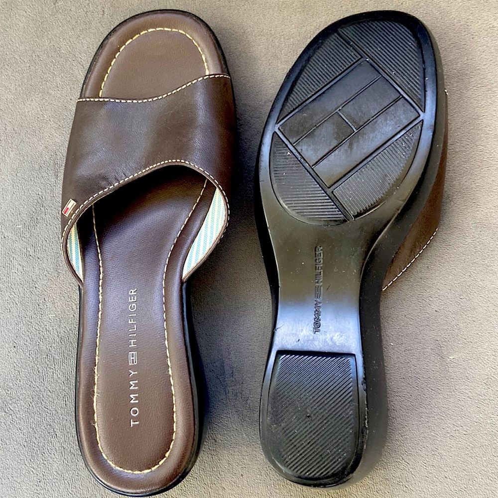 Tommy Hilfiger wedge slides. Very good condition. Size 6. Brown leather.